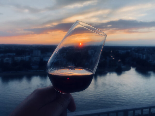 Abendsonne im Weinglas